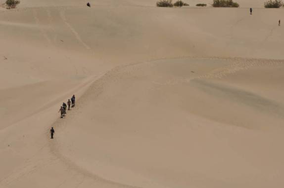 Turistas caminham nas Mesquite Dunes, no Death Valley National Park, na Califórnia - EUA